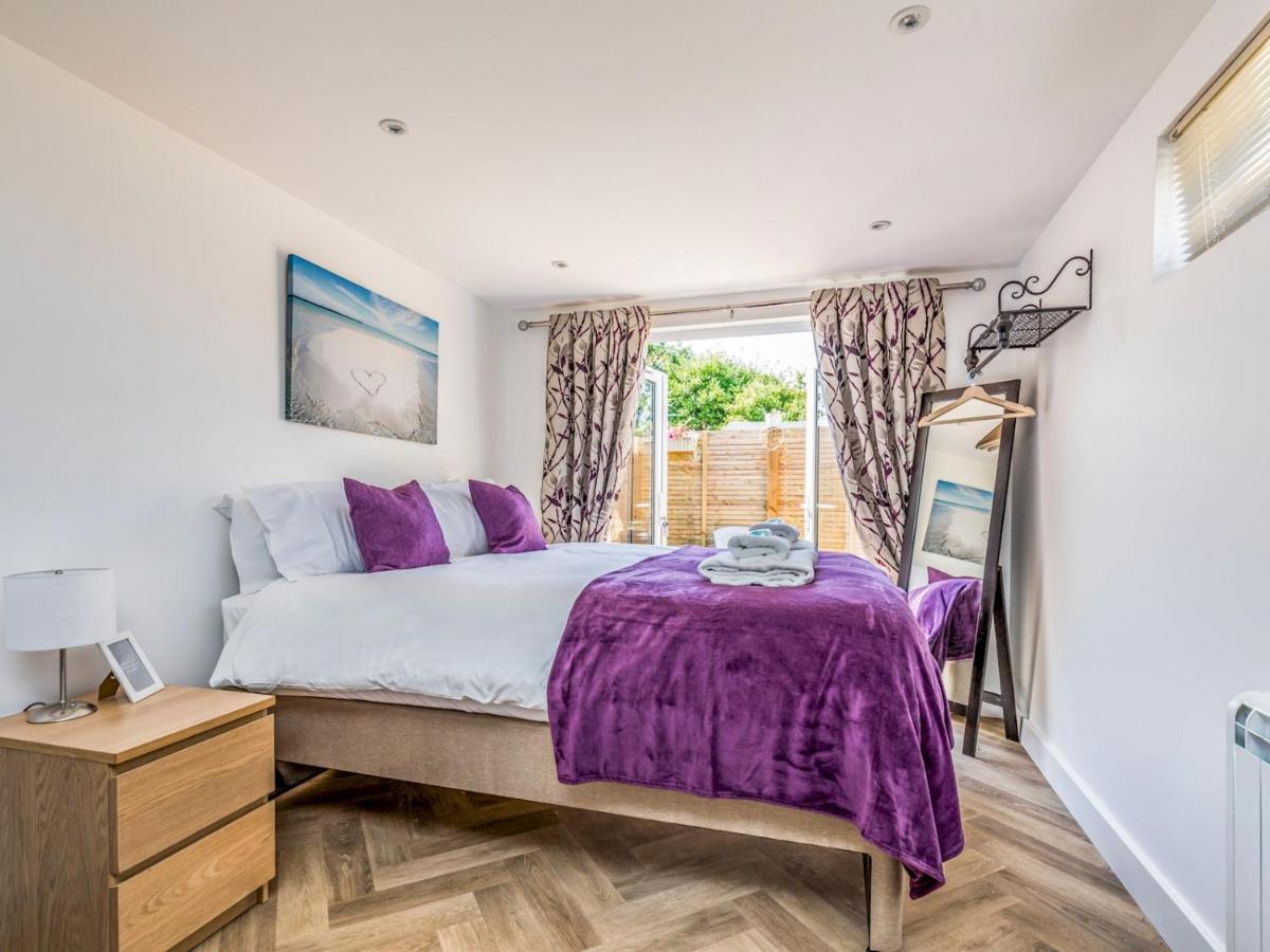 Pass The Keys Charming Chalet A Stones Throw From The Beach شيشستر المظهر الخارجي الصورة