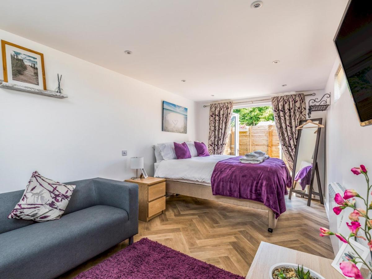 Pass The Keys Charming Chalet A Stones Throw From The Beach شيشستر المظهر الخارجي الصورة