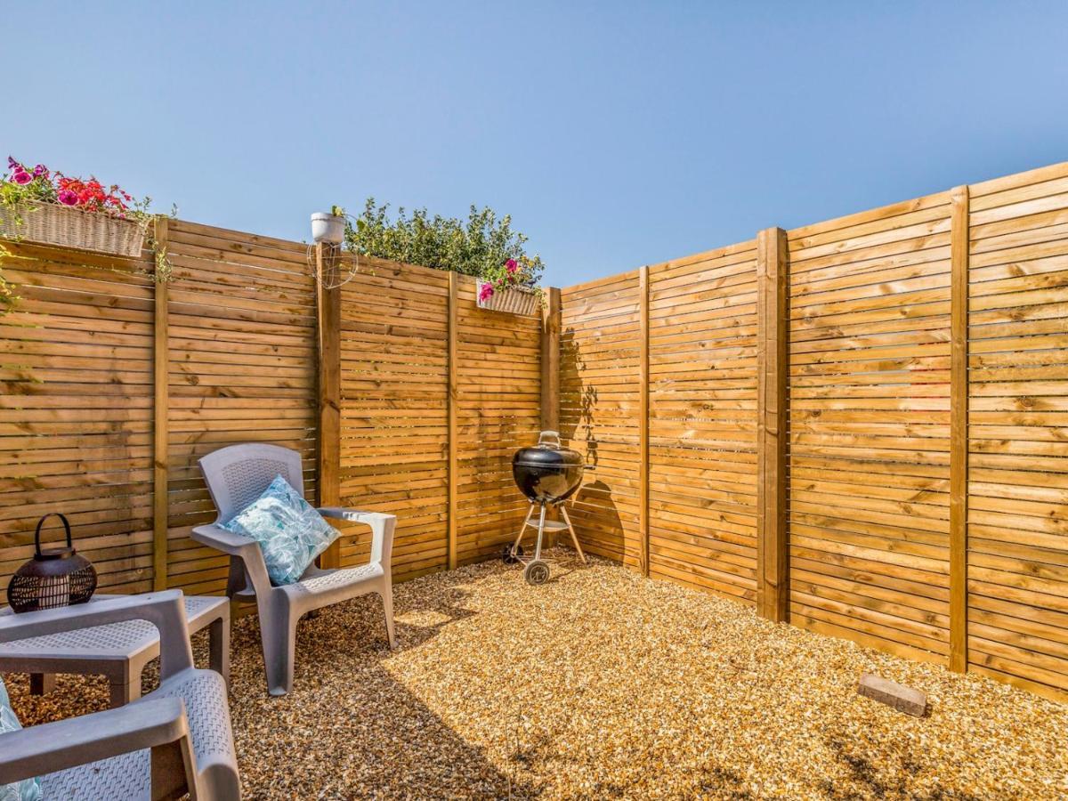 Pass The Keys Charming Chalet A Stones Throw From The Beach شيشستر المظهر الخارجي الصورة