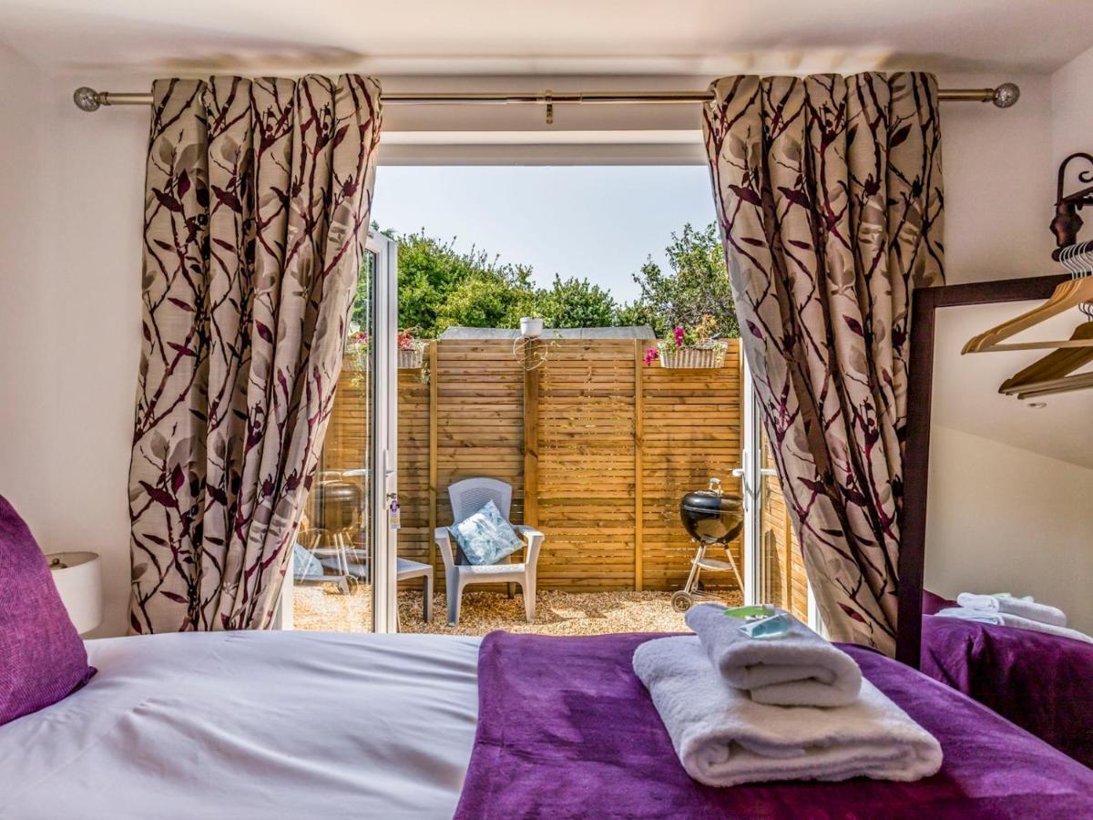 Pass The Keys Charming Chalet A Stones Throw From The Beach شيشستر المظهر الخارجي الصورة